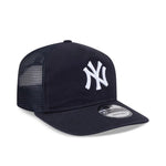 New Era 19TWENTY Trucker Cap med Yankees logo, sort og grå mesh, justerbar rem, sporty baseball cap.