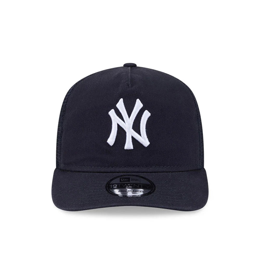New Era 19TWENTY Trucker Cap med Yankees-logo i blå og hvid, justerbar snapback og netryg til ventilation.