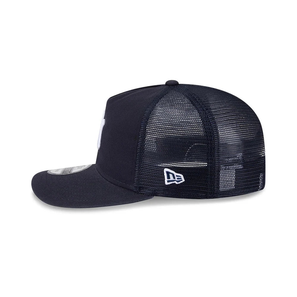 New Era 19TWENTY Trucker Cap med Yankees logo, sort og grå mesh, afslappet stil, foran med Yankees emblem