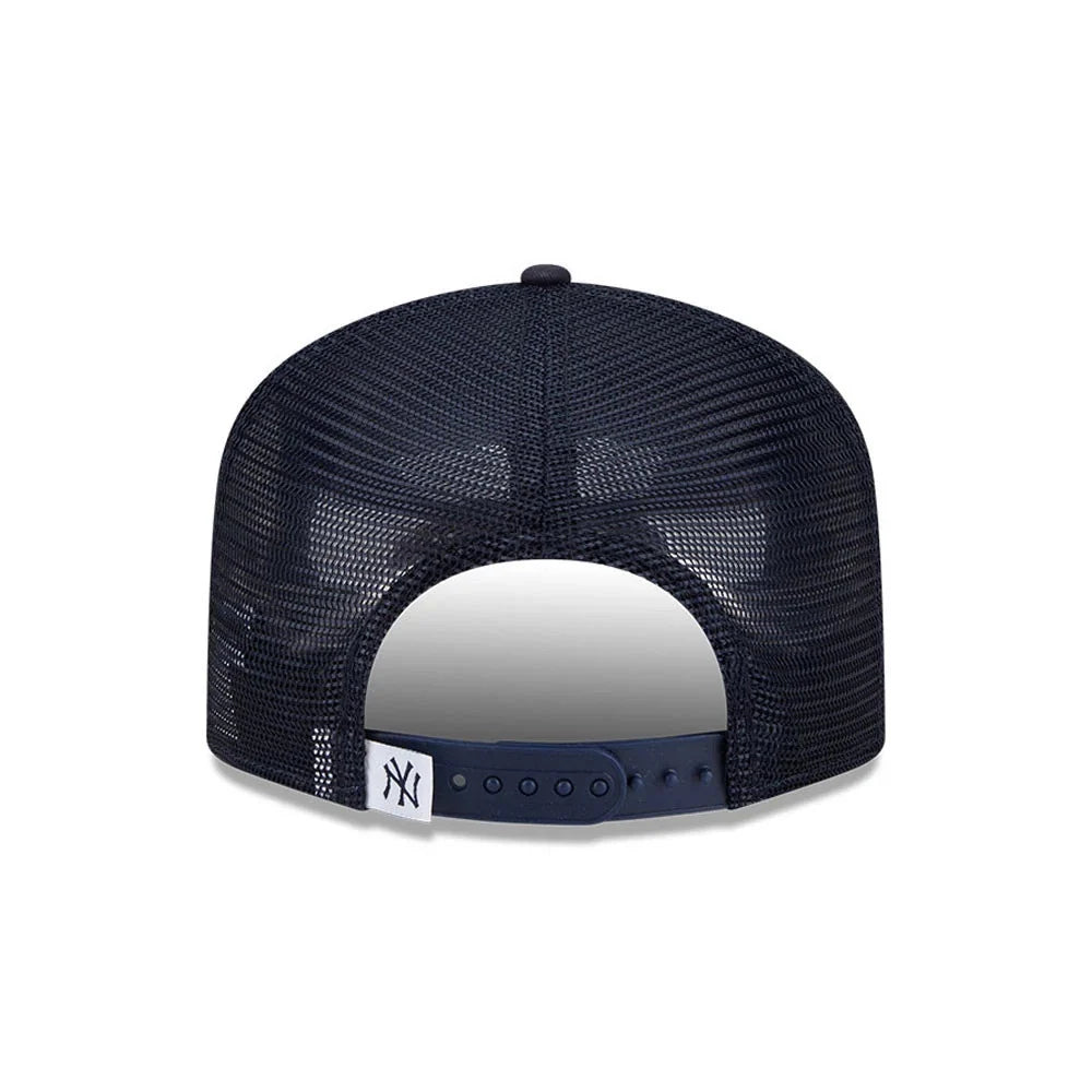 New Era 19TWENTY Trucker Cap med Yankees-logo i gråt og blå, justerbar snapback, let og åndbar cap til sport og fritid