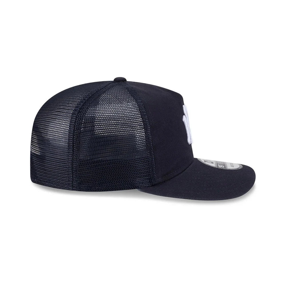 New Era 19TWENTY Trucker Cap med Yankees logo, justerbar rem og mesh bagdel i sort og hvid farve.
