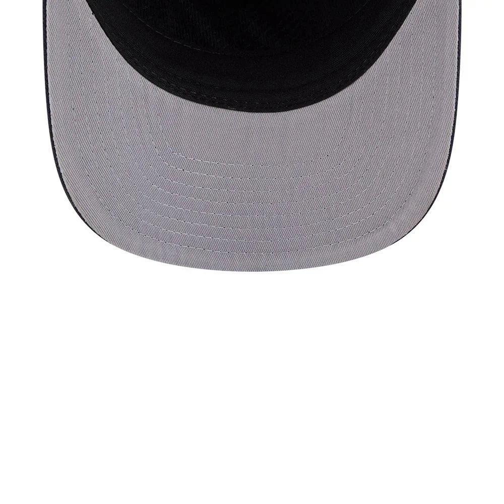 New Era 19TWENTY Trucker Cap med Yankees-logo i blå og hvid, mesh bagdel og justerbar rem, sportsstil og komfort.