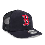 New Era 19TWENTY Trucker Cap med Boston Red Sox logo, sort mesh og justerbar rem, i detaljeret visning.