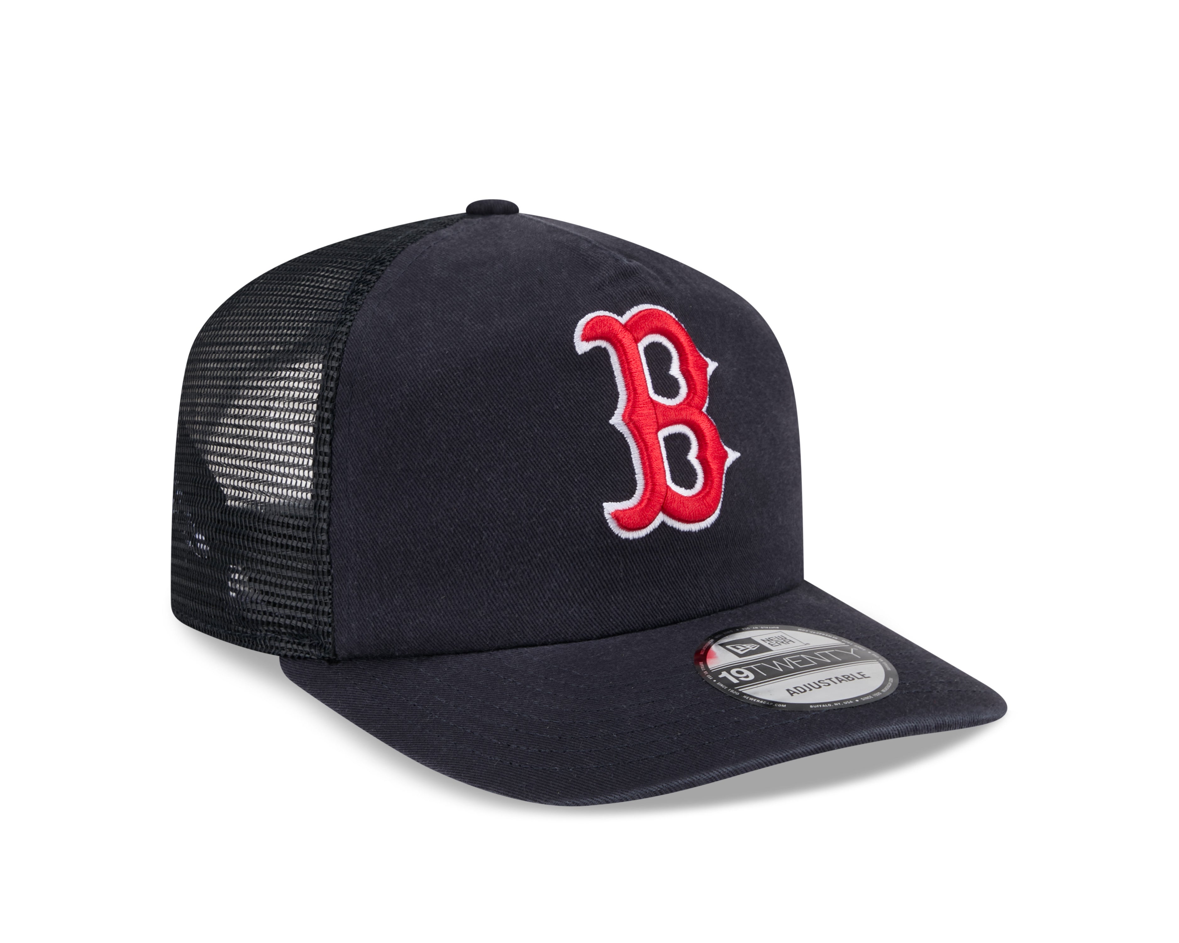 New Era 19TWENTY Trucker Cap med Boston Red Sox logo, sort mesh og justerbar rem, i detaljeret visning.