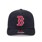 New Era 19TWENTY Trucker Cap med Boston Red Sox logo, justerbar snapback og netbag i sort og rød farve.