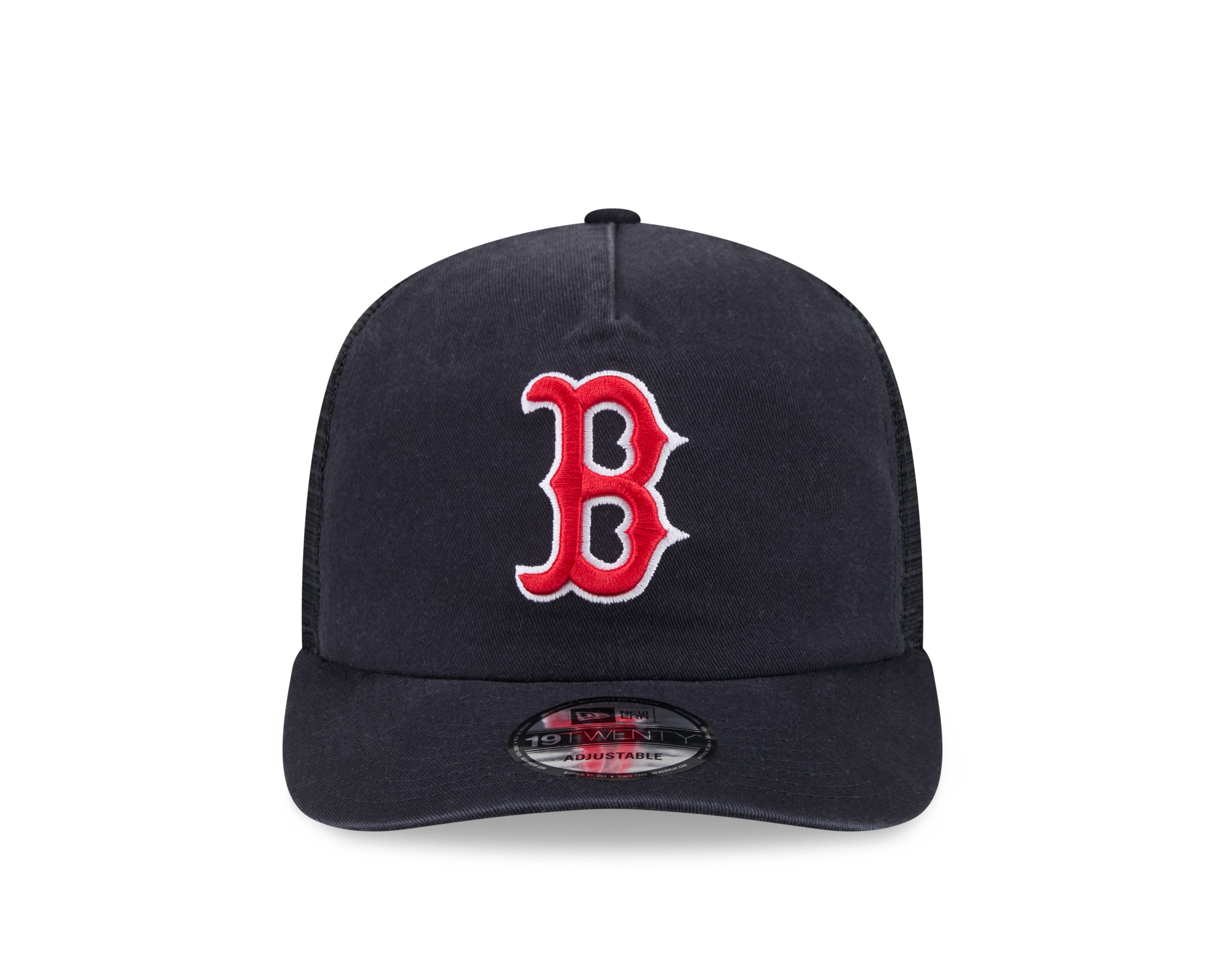 New Era 19TWENTY Trucker Cap med Boston Red Sox logo, justerbar snapback og netbag i sort og rød farve.