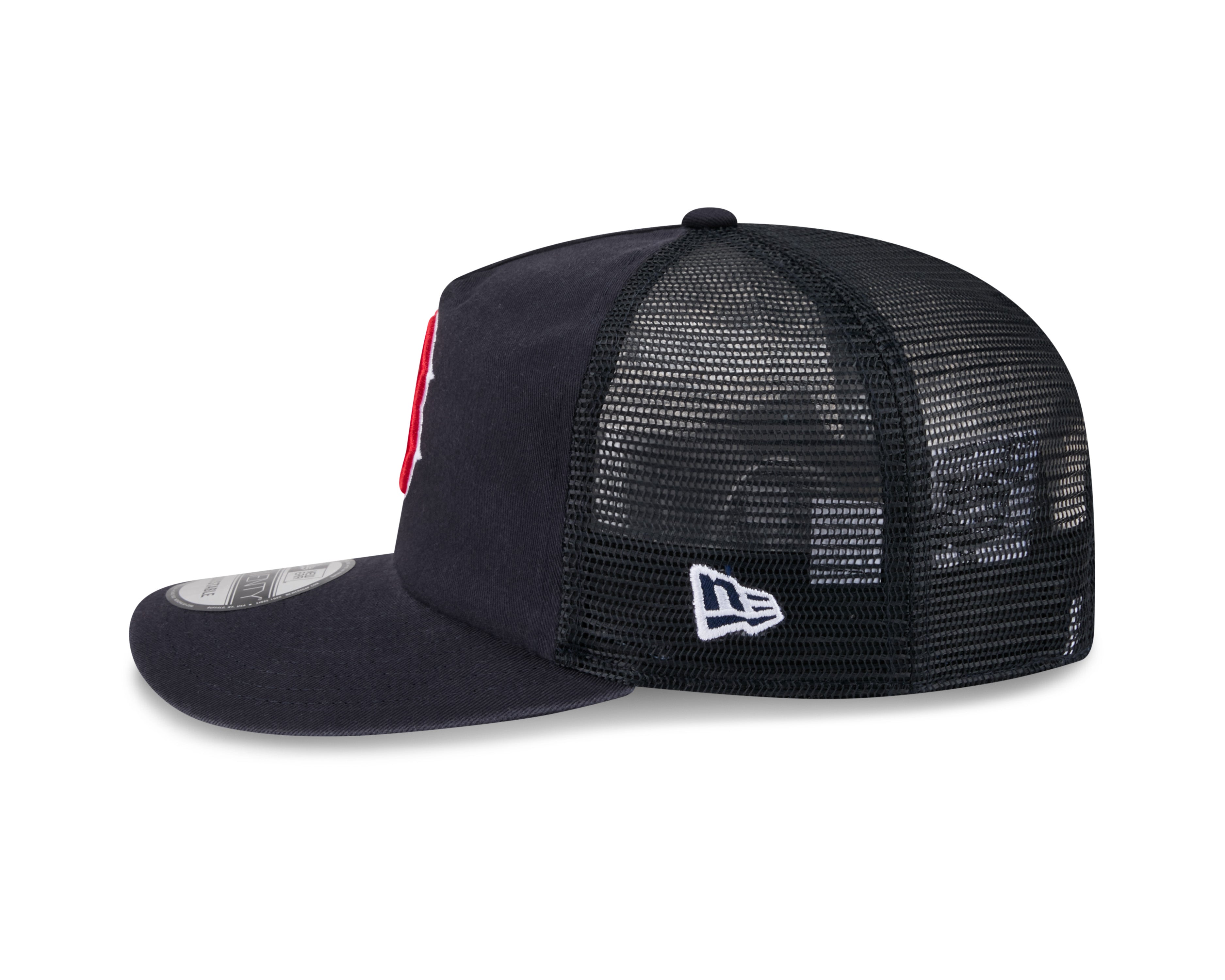 New Era 19TWENTY Trucker Cap med Boston Red Sox logo, sort og rød med netstoff på siden, foran.