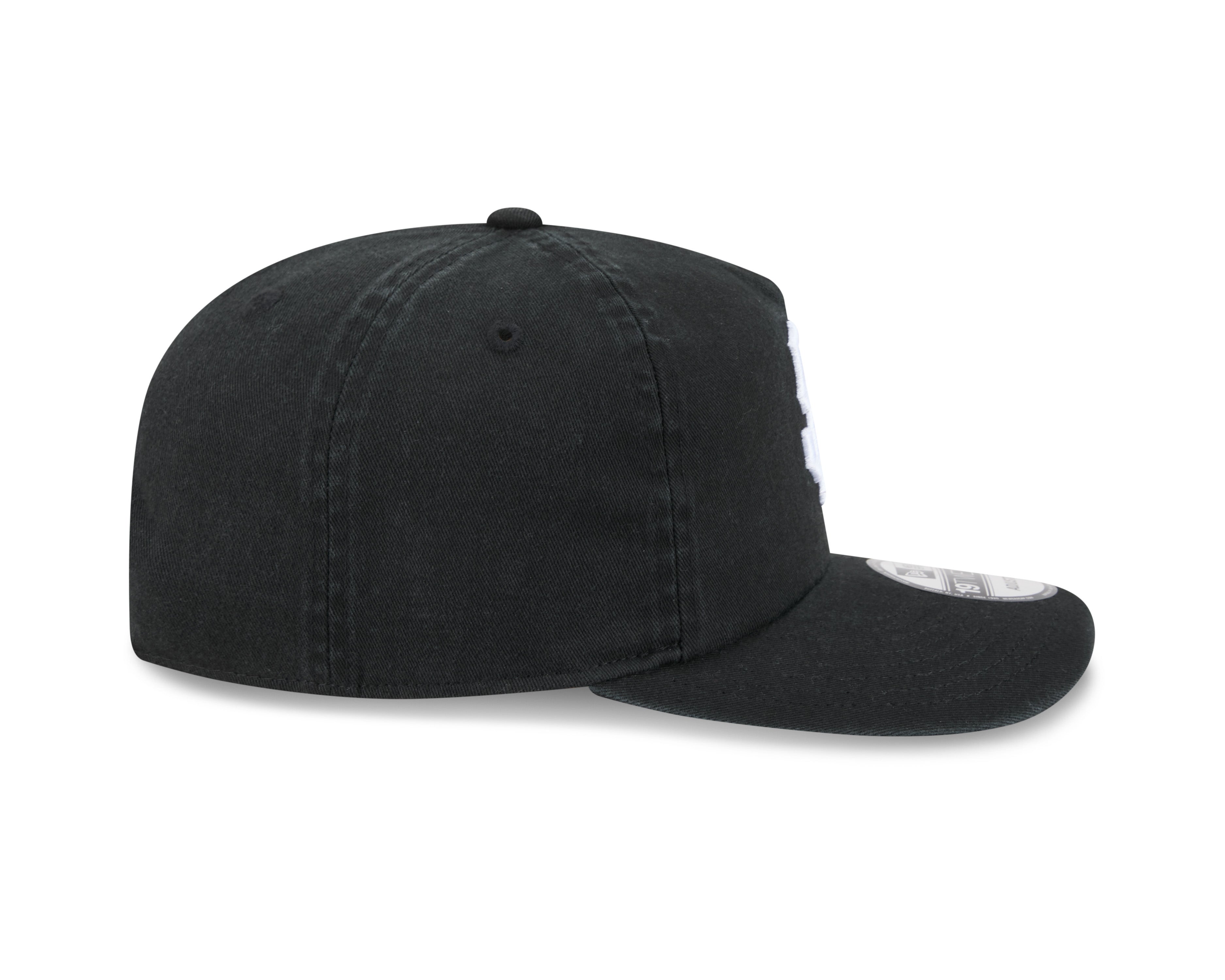 Sort New Era 19TWENTY San Francisco Giants baseball cap med logo og justerbart spænde, set fra højre side.
