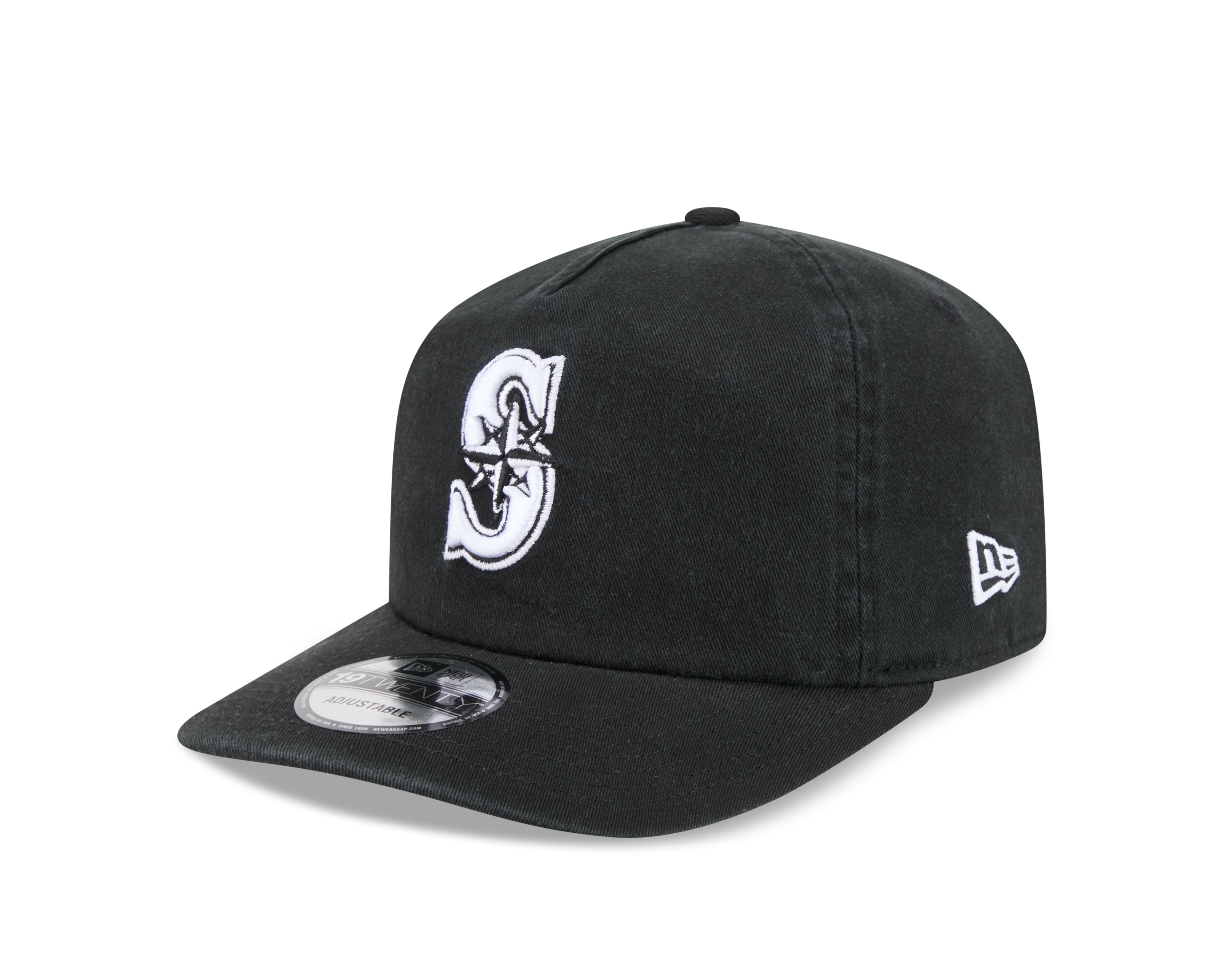 Sort New Era 19TWENTY Seattle Mariners kasket med logo, blødt stof og justerbar rem foran på billedet.