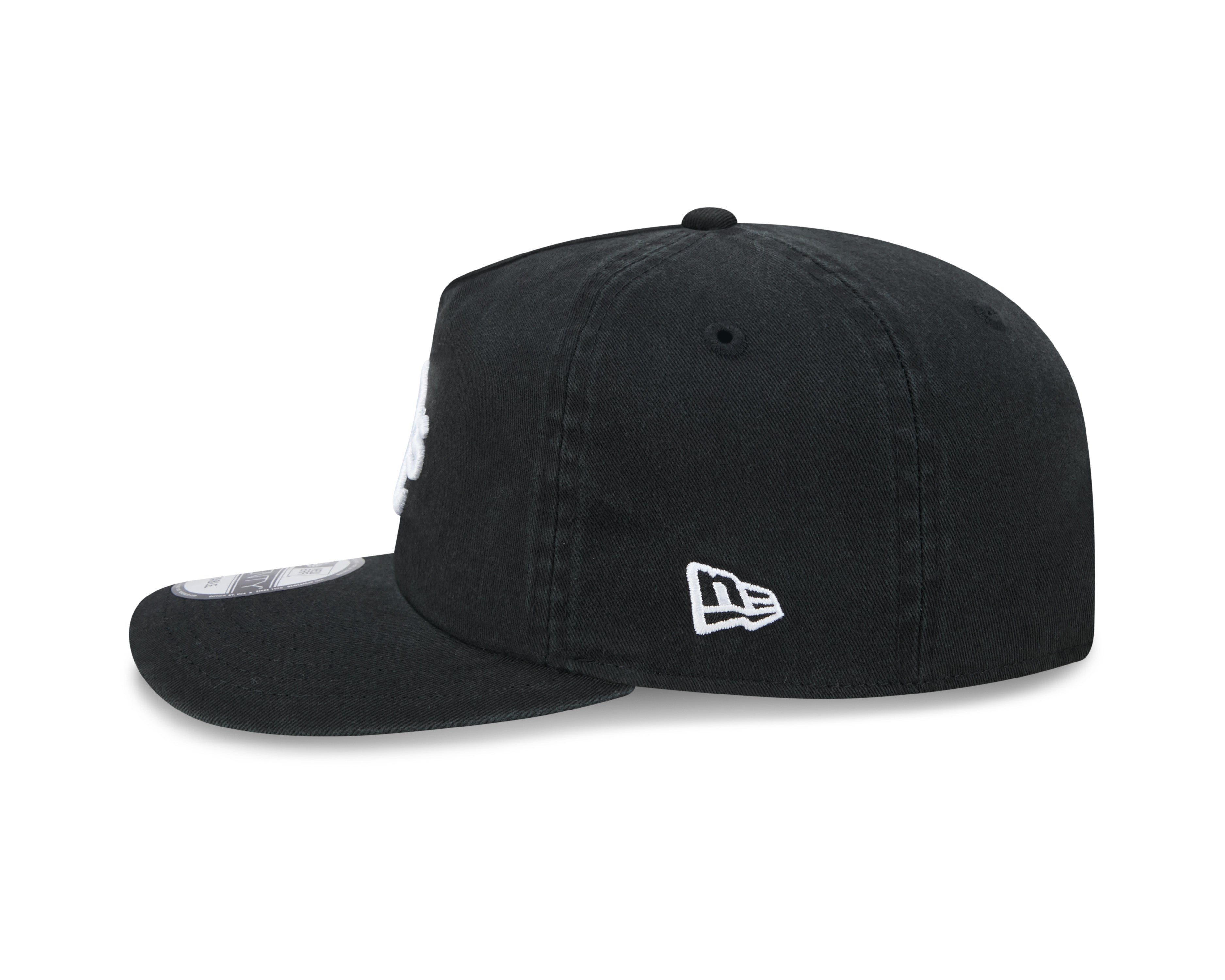Sort New Era 19TWENTY Oakland Athletics cap med sort og hvidt design, vises fra venstre side.