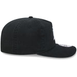 Sort New Era 19TWENTY Oakland Athletics cap med hvidt logo set fra højre side.