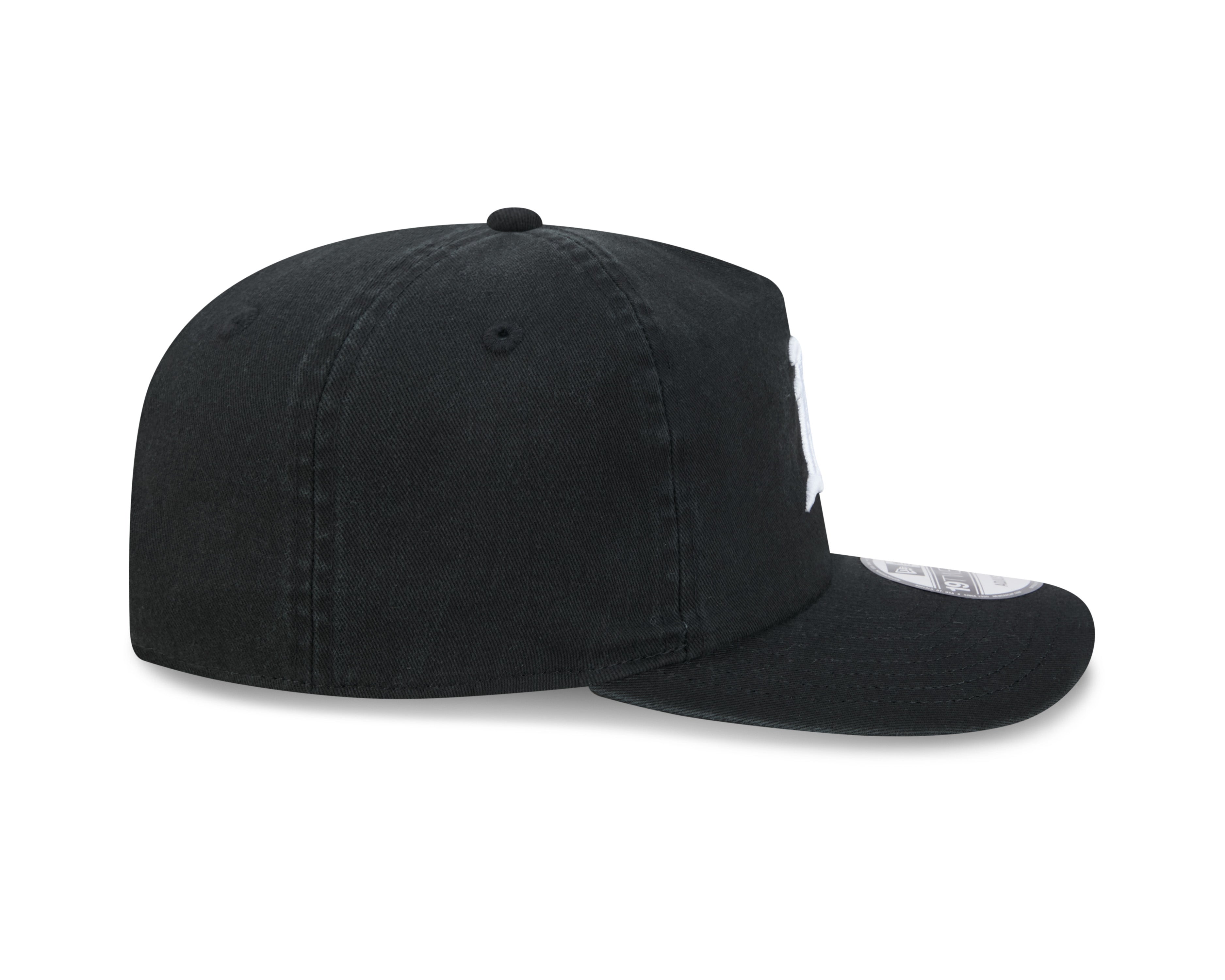 Sort New Era 19TWENTY Oakland Athletics cap med hvidt logo set fra højre side.