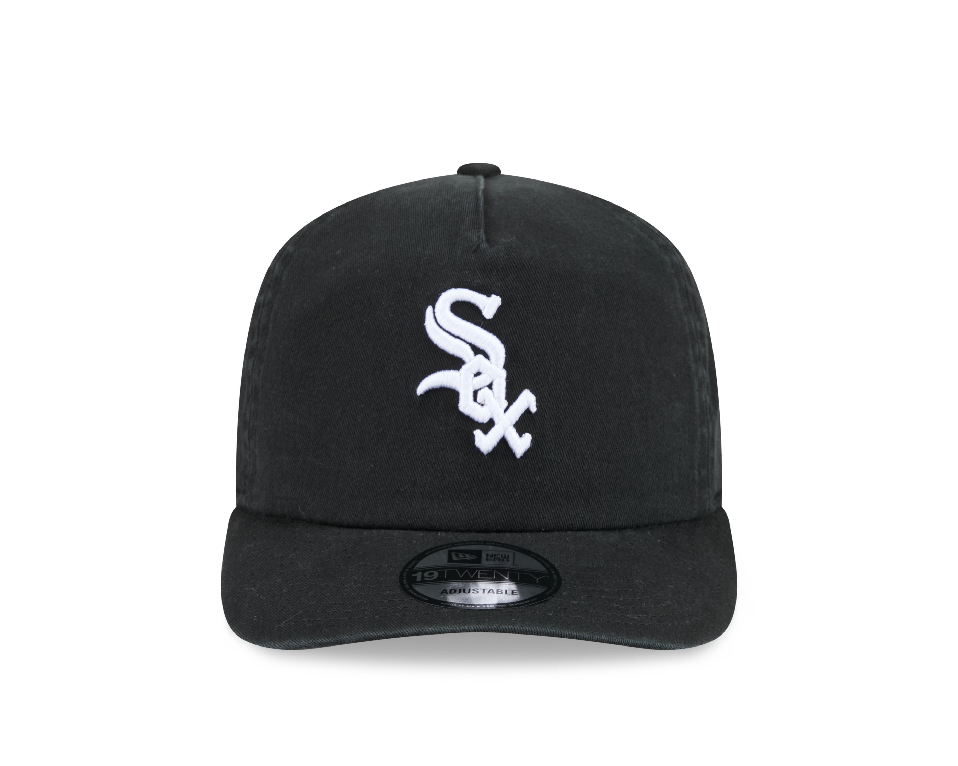 New Era 19TWENTY Chicago White Sox sort cap med hvidt logo og justerbart strop, sporty baseball cap i sort og hvid.