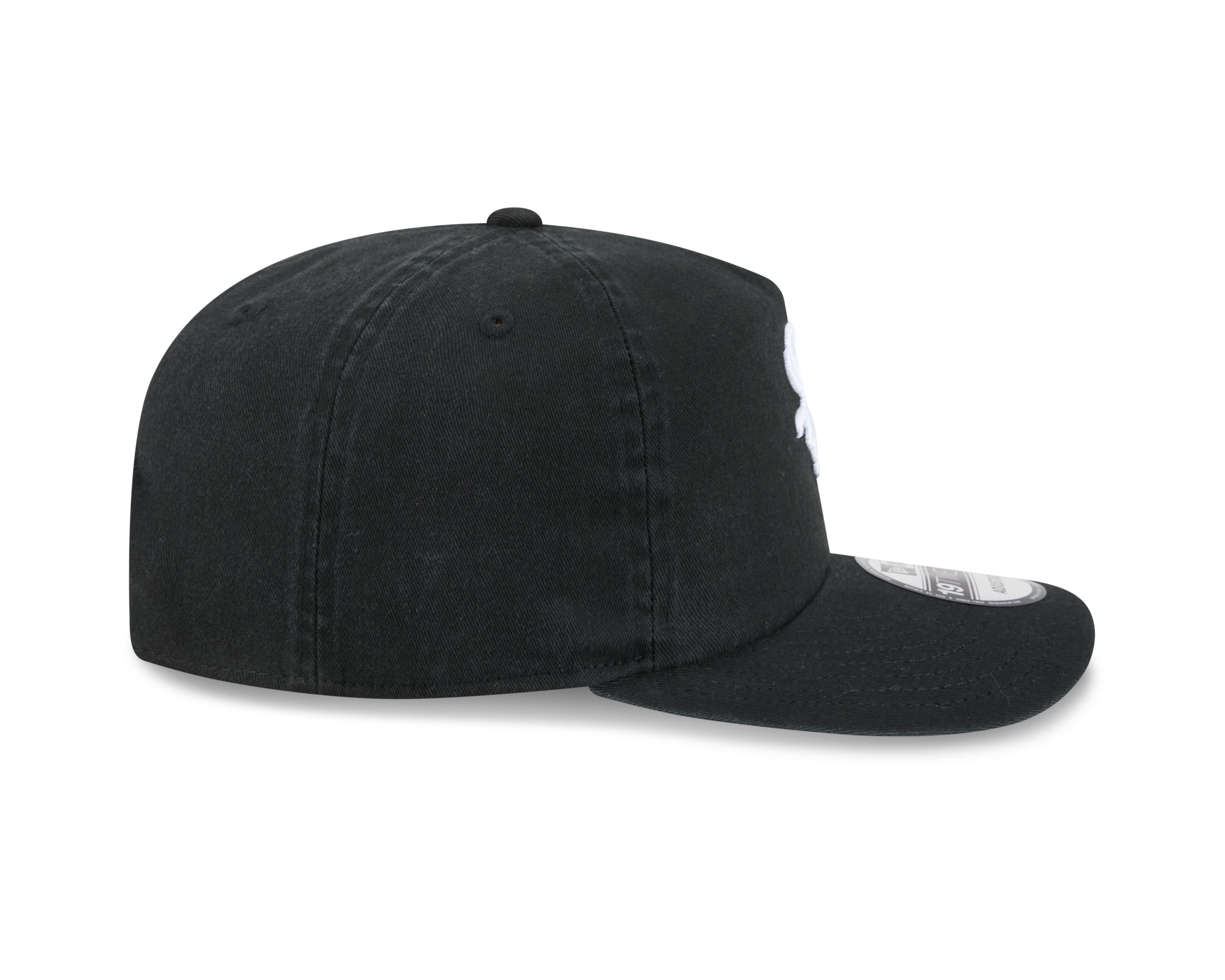 New Era 19TWENTY Chicago White Sox sort cap med hvidt logo og sort design, set fra højre side.