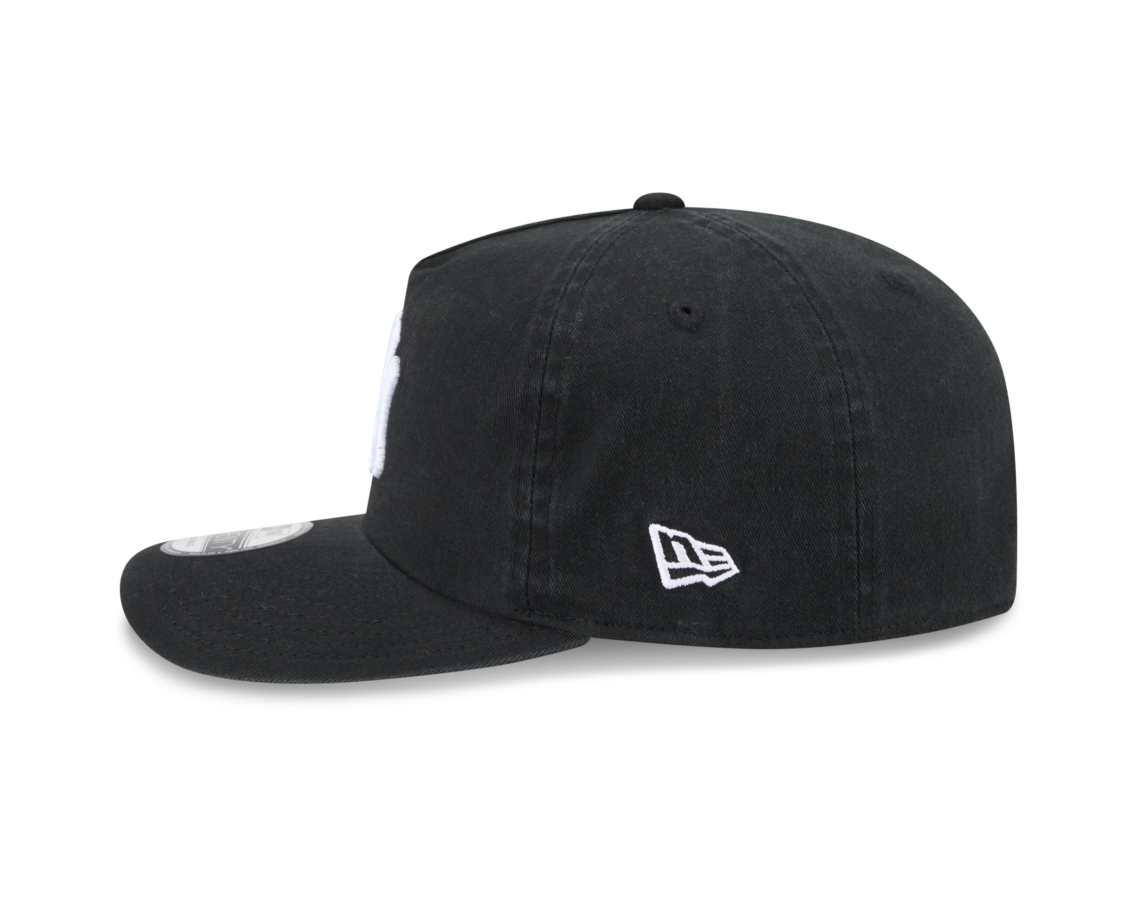Sort New Era 19TWENTY New York Yankees kasket med logo og sidevisning, blødt stof og klassisk design.