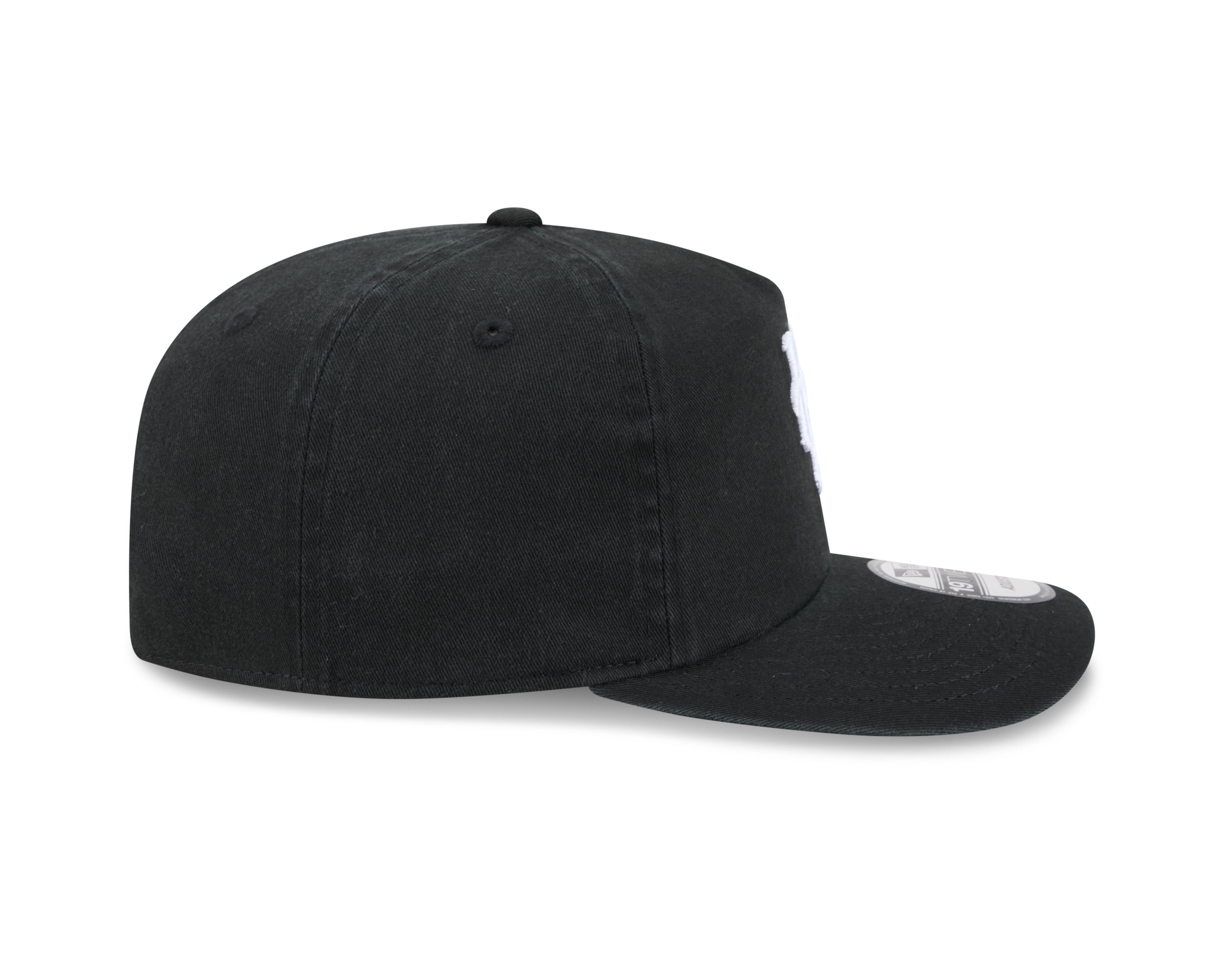 Sort New Era 19TWENTY cap med New York Mets logo og flat skygge, vist fra højre side.