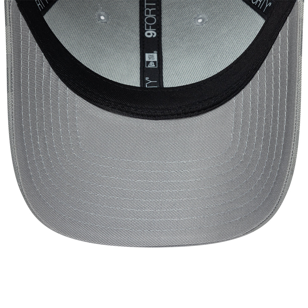 En grå New Era 9FORTY PSG cap med tonalt camo-mønster, vises foran.