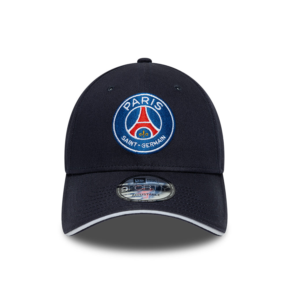Dame- eller herrecap fra New Era 9FORTY Paris Saint Germain, navyblå med klublogo foran, afslappet sportstil.