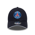 Dame- eller herrecap fra New Era 9FORTY Paris Saint Germain, navyblå med klublogo foran, afslappet sportstil.