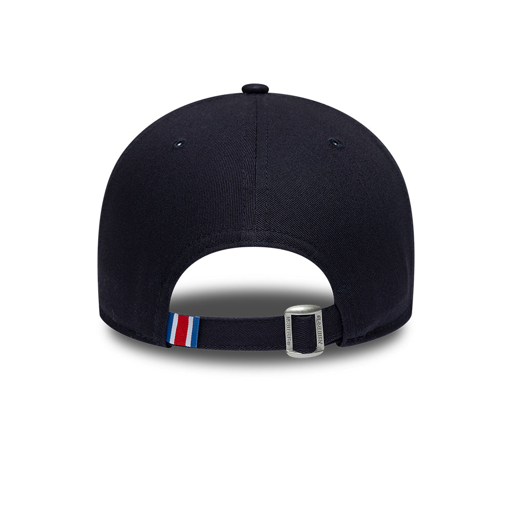 Navy New Era 9FORTY Paris Saint Germain cap med justerbart bånd og logo foran.