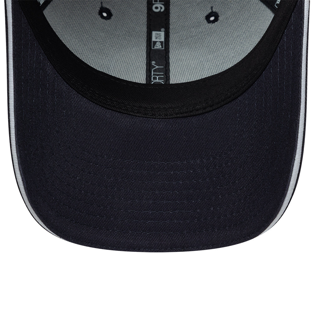 Navy New Era 9FORTY Paris Saint Germain cap med justerbart bånd og logo foran, afslappet sportstil.
