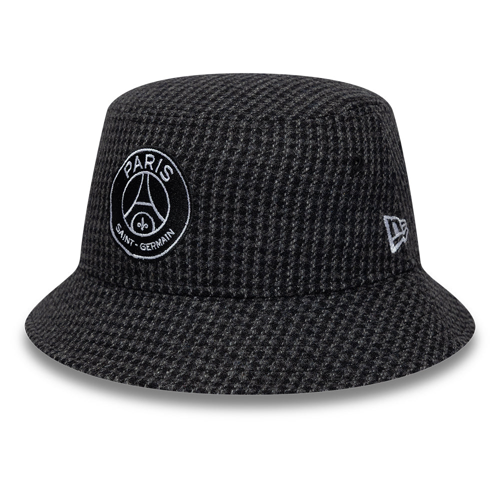 Sort New Era Houndstooth bucket hat med PSG-logo, afslappet stil og klassisk mønster, perfekt til fodboldfans.
