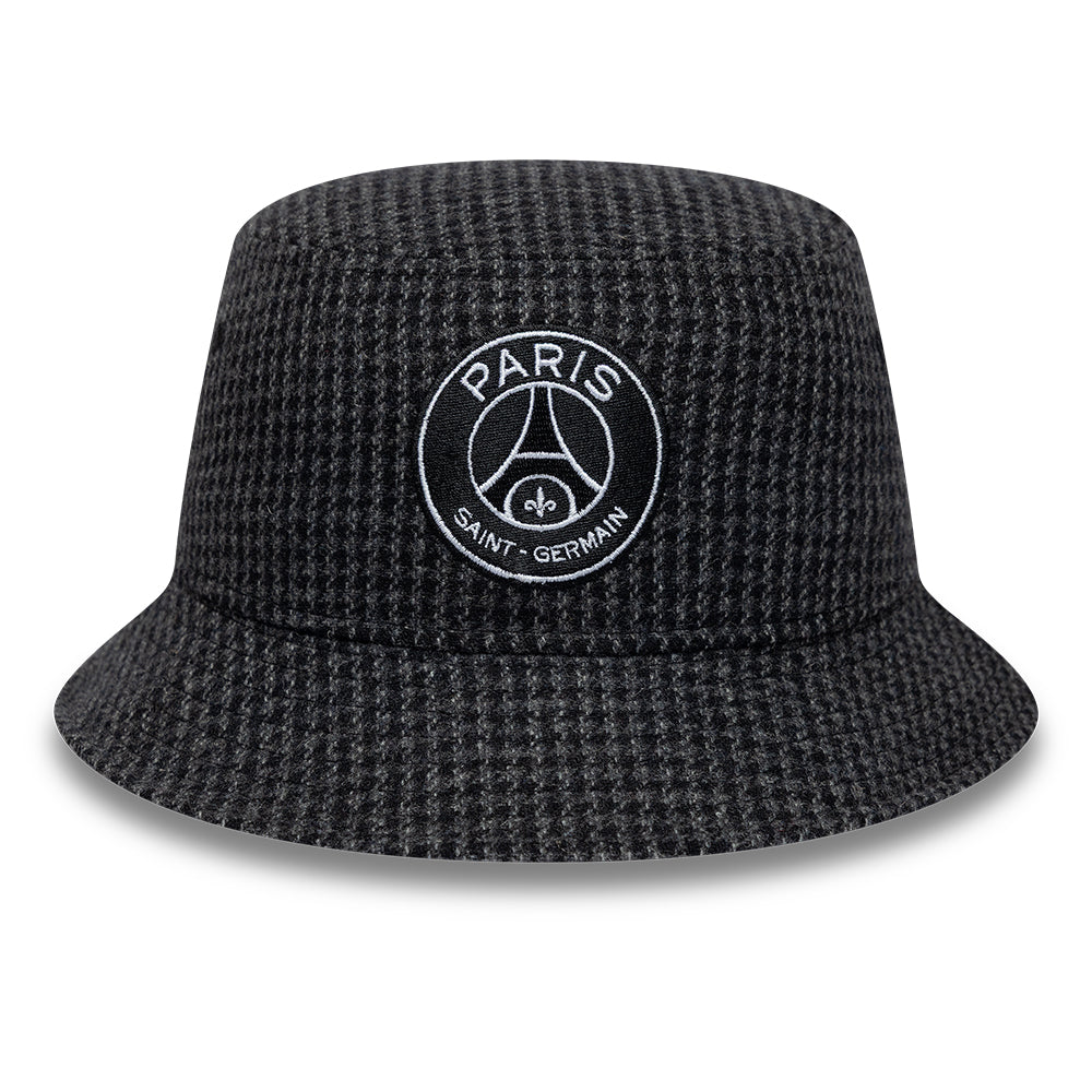 Sort New Era Houndstooth bucket hat med PSG-logo, afslappet stil, blød tekstur og bred skygge.