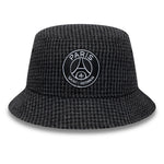 Sort New Era Houndstooth bucket hat med PSG-logo, afslappet stil, blød tekstur og bred skygge.