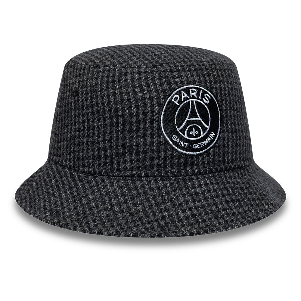 Sort New Era houndstooth bucket hat med PSG-logo, blødt stof og bred brim, til afslappet stil.