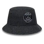 Sort New Era houndstooth bucket hat med PSG-logo, blødt stof og bred brim, til afslappet stil.