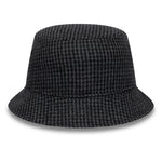 Sort New Era Houndstooth Bucket Hat med PSG-logo, afslappet stil, vises i billedet.