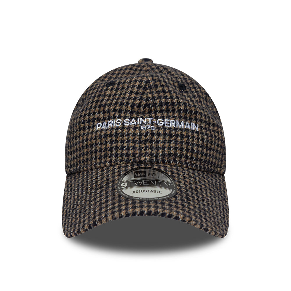 Brun New Era 9TWENTY cap med Houndstooth mønster og PSG logo, afslappet og stilfuld hovedbeklædning.
