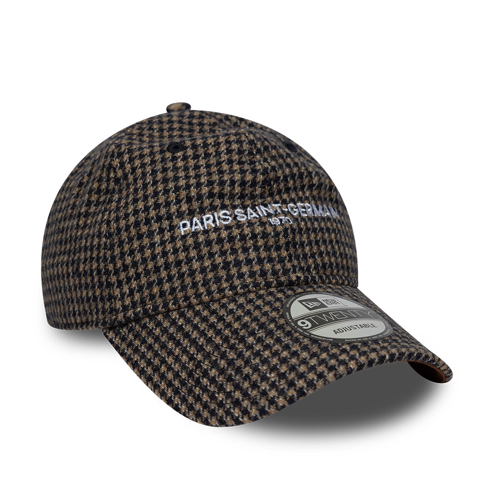 Brun New Era 9TWENTY cap med houndstooth mønster og PSG logo, afslappet sportsstil.
