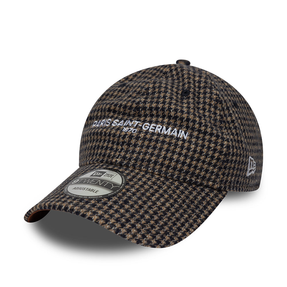 New Era 9TWENTY cap med houndstooth-mønster i brunt og PSG-logo, afslappet og stilfuldt tilbehør til hovedet