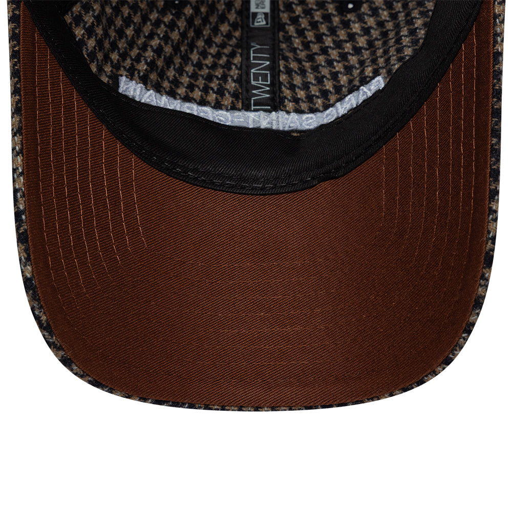 Brun New Era 9TWENTY cap med houndstooth mønster og PSG logo, afslappet og stilfuld hovedbeklædning.