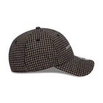 New Era 9TWENTY cap med Houndstooth mønster og PSG logo i brunt, afslappet sports-inspireret hovedbeklædning