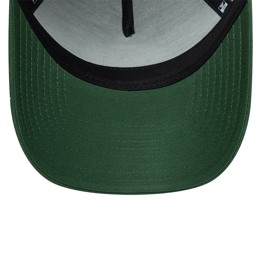 Dækkeside af New Era PSG sæsonbestemt E-Frame Trucker Cap i mørkegrøn med mesh bagdel og logo foran.