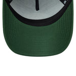 Dækkeside af New Era PSG sæsonbestemt E-Frame Trucker Cap i mørkegrøn med mesh bagdel og logo foran.