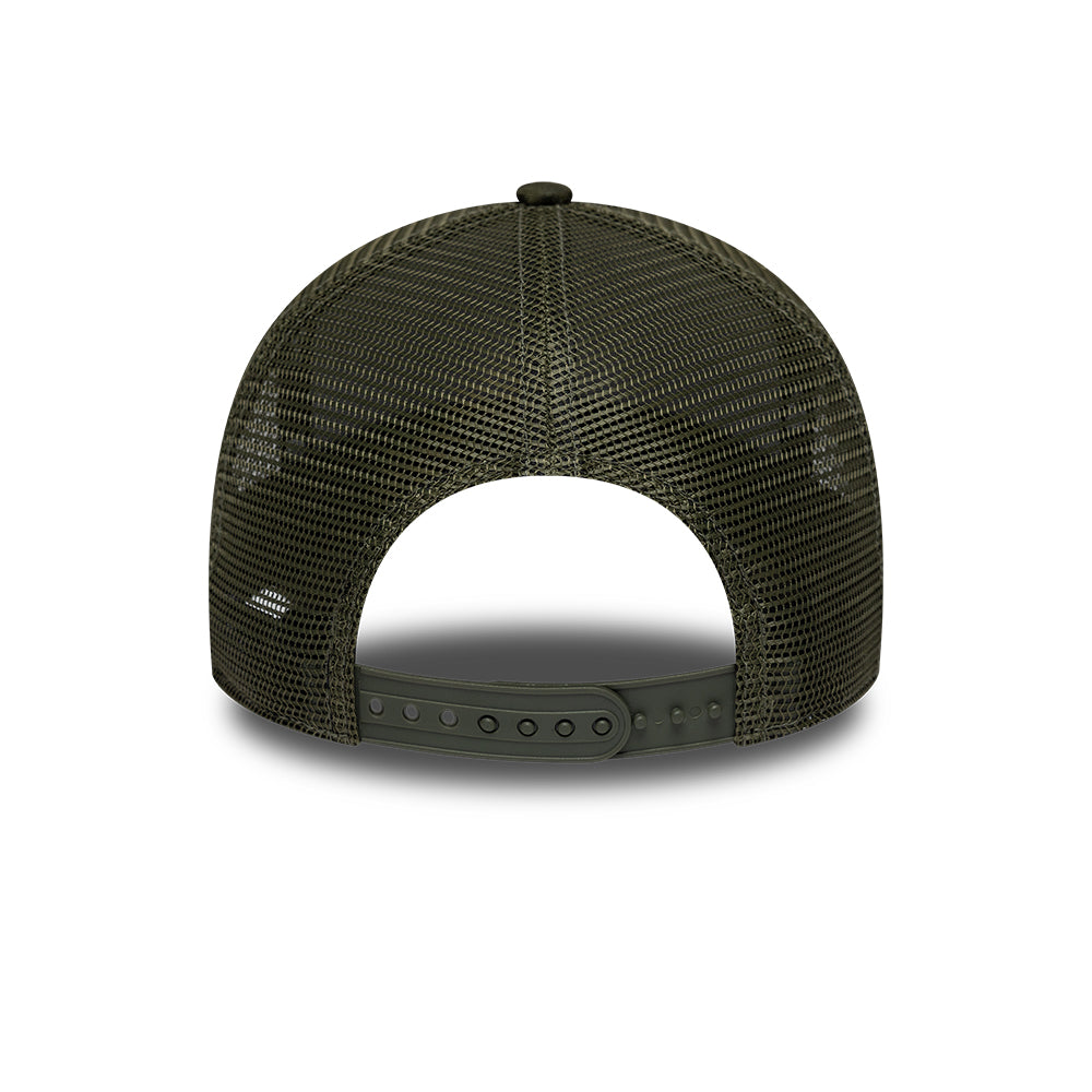 New Era Tonal Camo E-Frame Trucker Cap i olivenfarve med PSG-logo, netbag og justerbart strop.