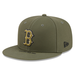 New Era Boston Red Sox 9FIFTY snapback cap i olivengrøn med Armed Forces logo.