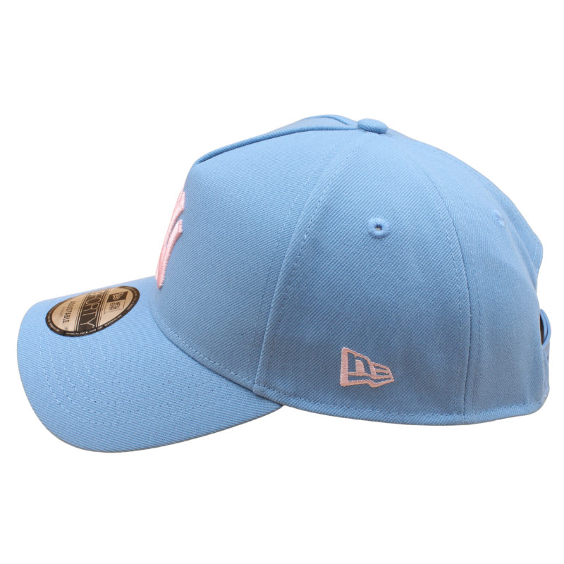 New Era 9FORTY A-Frame cap med New York Yankees logo i lyseblå farve, justerbar rem foran og i stofmateriale