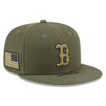 New Era Boston Red Sox 9FIFTY snapback cap i olivenfarve med Armed Forces-emballage, afslappet sportstil.