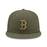 New Era Boston Red Sox 9FIFTY snapback cap i olivengrøn med Armed Forces design og logo.