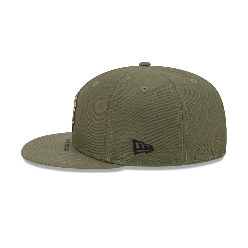 New Era Boston Red Sox 9FIFTY snapback cap i olivengrøn med Armed Forces logo og justerbart spænde.