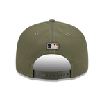 New Era Boston Red Sox 9FIFTY snapback cap i olivengrøn med Armed Forces emblem og justerbart strop.