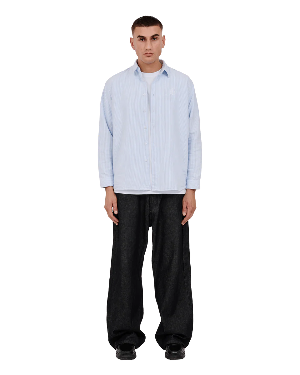 Hvid BLS Oxford LS skjorte med lang ærme og klassisk krave, fremstillet af blødt bomuld, vist på modellen.