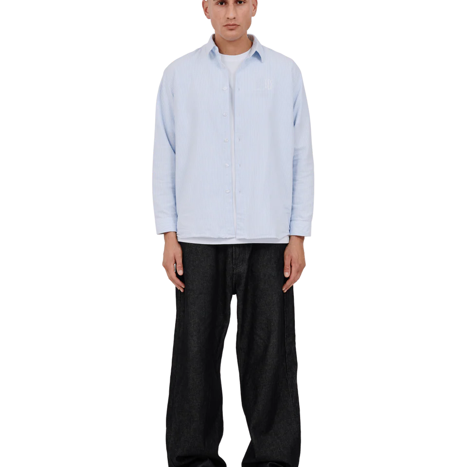 Hvid BLS Oxford LS skjorte med lang ærme og klassisk krave, fremstillet af blødt bomuld, vist på modellen.