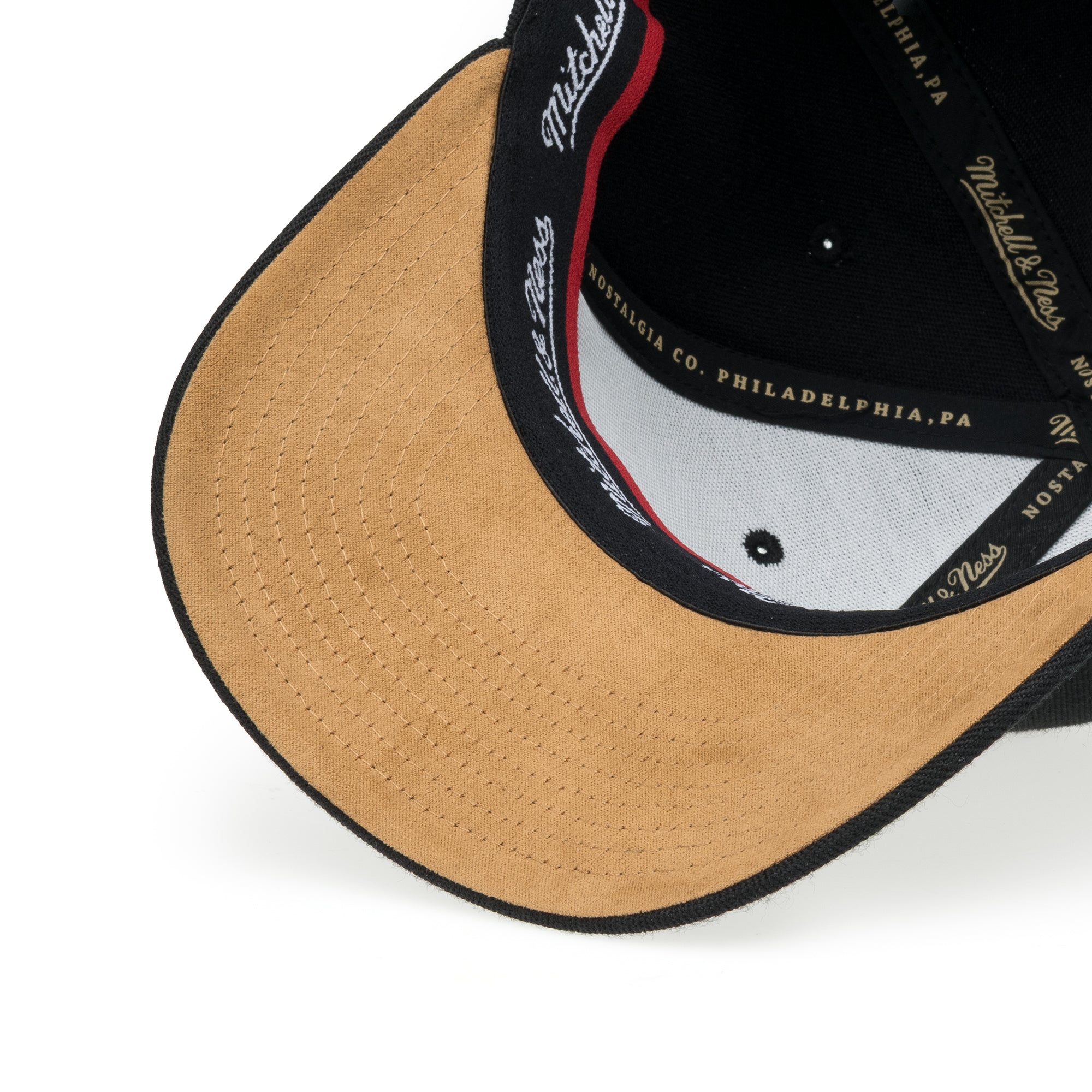Mitchell & Ness - Leather Logo Snapback - Chicago Bulls - Black - Headz Up 