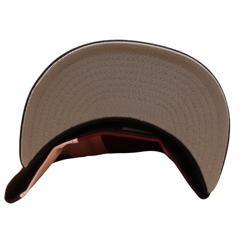 Ny Era 59FIFTY cap med New York Yankees logo i krom, maroon og pink farver, fra World Series 1999 samling.
