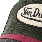 Von Dutch trucker cap med oval patch, skjold-design i oliven, rød og sort farver, med netbag og justerbar rem